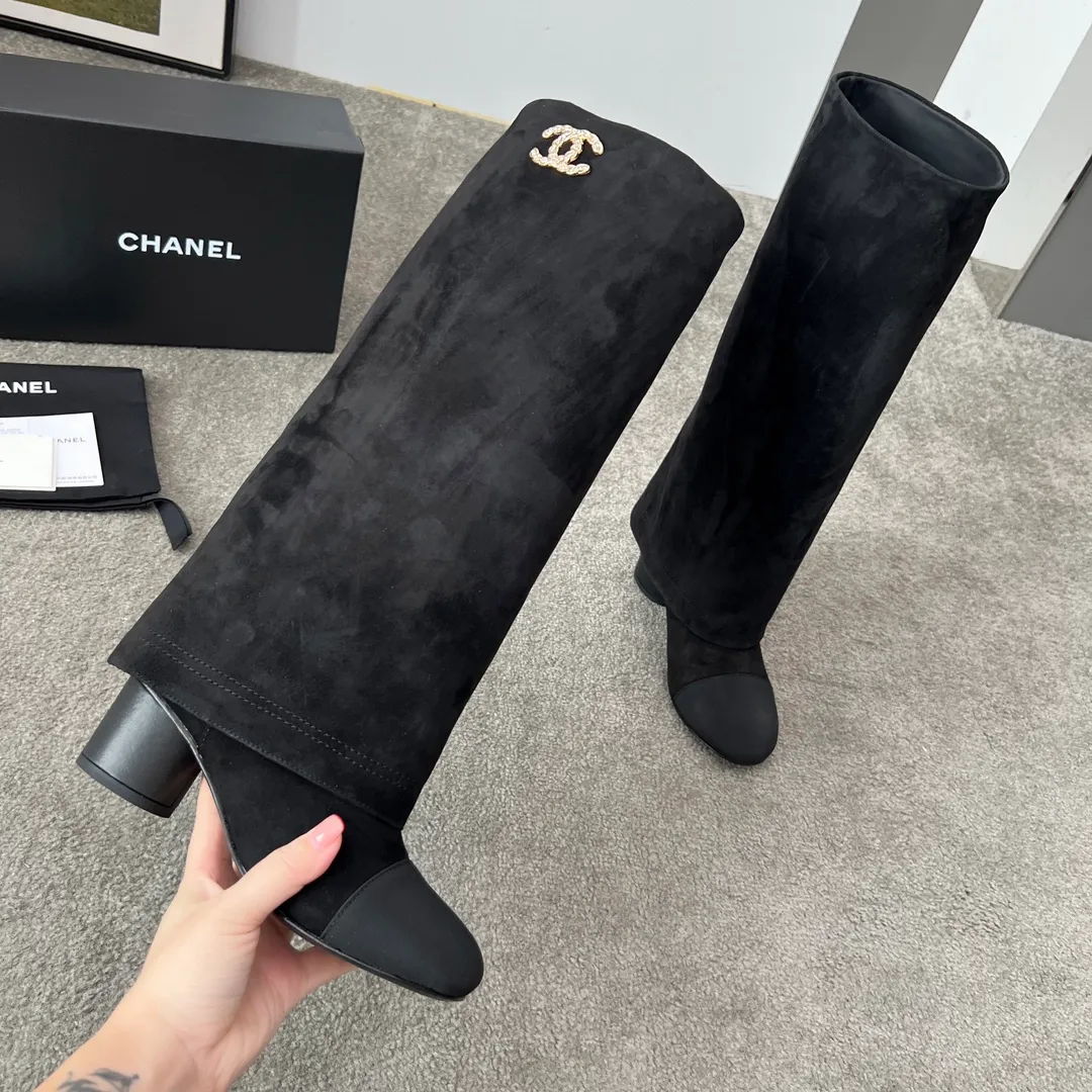 👟👟Ex-factory price 1000👟👟 High version of Chanel CHANEL, 🌞🌞🌞Xiaoxiang’s latest boots for autumn and winter 2025, a must-have item for this autumn and winter! ! Ms. Chanel loves simple yet irresistible combinations to show her unique style. Mix and match freely to shine⚡Follow Grandma’s fashion steps! ! ! The top-notch craftsmanship and texture are perfectly presented. No matter any details, you can compare them with the counters. The best quality products can be entered and exited from the counters at will! ! ❶Material: imported cowhide/sheep leather ❷Inner lining: cowhide lining ❸Foot pads: cowhide lining ❹Outsole: original Italian leather outsole ❺Heel height: 5.5cm ❻Boot shaft height: 15 inches ❼Number: 35-40 (40 and 41 are customized and non-refundable)